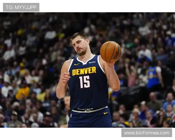 诺维茨基挡拆拉开空间，三分无球威胁胜于约基奇