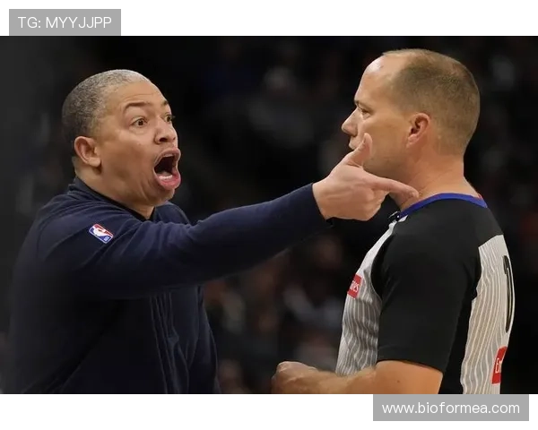 一文讲透防守犯规和进攻犯规的实战区别与判罚要点